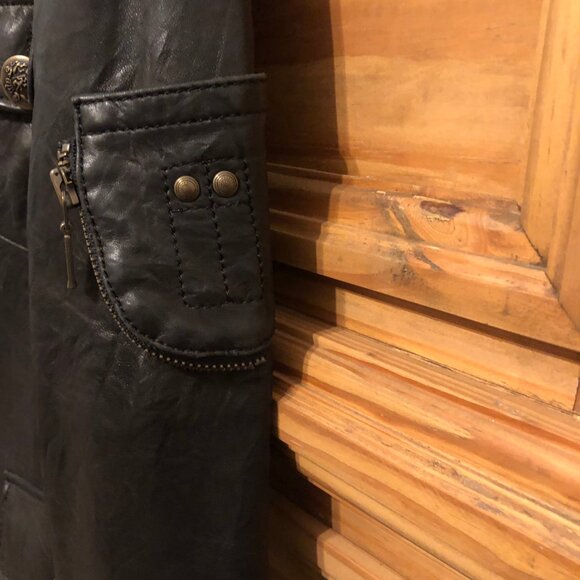 leather jacket - Picture 2 of 7